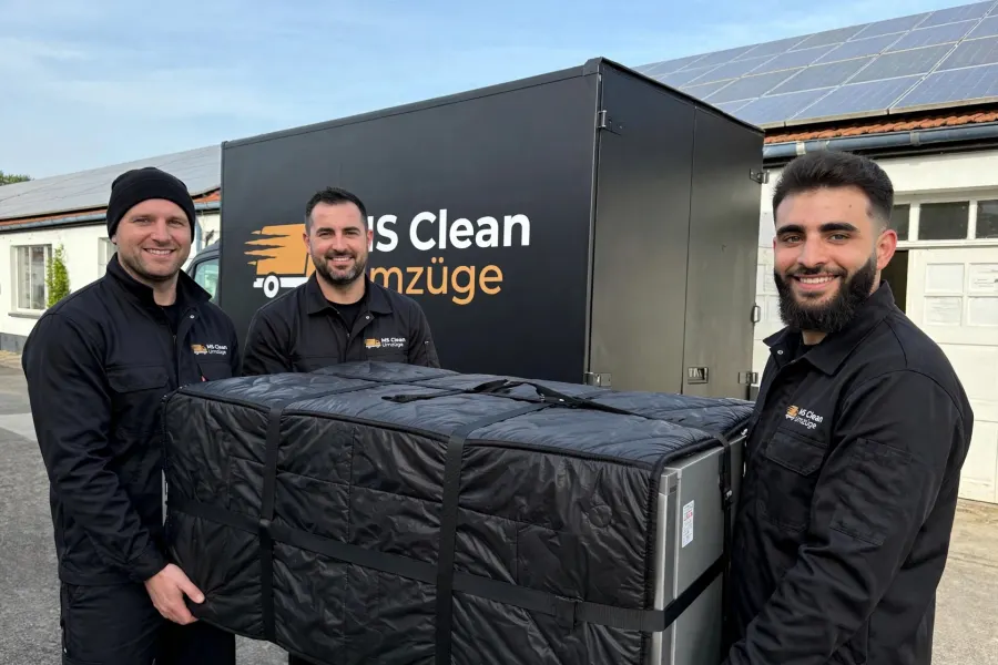 Team von Ms Clean vor dem Umzugswagen